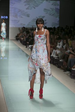 Bob moda gösterisi sırasında yüzmek hafta 2017 hale