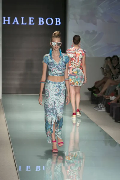 Bob moda gösterisi sırasında yüzmek hafta 2017 hale