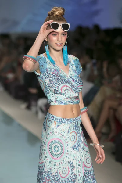 Bob moda gösterisi sırasında yüzmek hafta 2017 hale