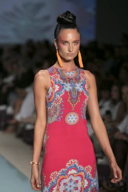 Bob moda gösterisi Funkshion yüzmek 2017 hale