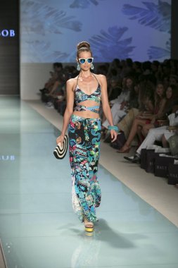 Bob moda gösterisi Funkshion yüzmek 2017 hale