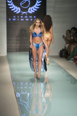 Cirone mayo moda @ Funshion yüzmek 2017