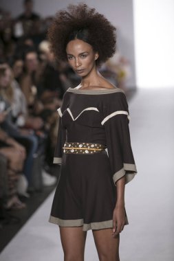 Cindy Monteiro moda gösterisi Ss18 New York Moda Haftası