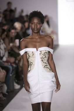 Cindy Monteiro moda gösterisi Ss18 New York Moda Haftası