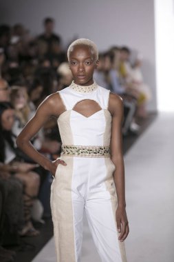 Cindy Monteiro moda gösterisi Ss18 New York Moda Haftası