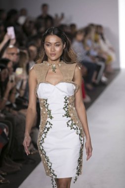 Cindy Monteiro moda gösterisi Ss18 New York Moda Haftası