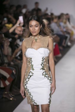 Cindy Monteiro moda gösterisi Ss18 New York Moda Haftası