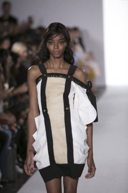 Cindy Monteiro moda gösterisi Ss18 New York Moda Haftası