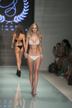 Cirone moda gösterisi Funkshion yüzmek 2017