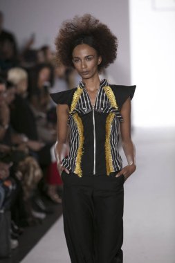 Cindy Monteiro defile Nyfw S/S18 ilk aşamasında