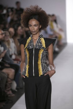 Cindy Monteiro defile Nyfw S/S18 ilk aşamasında