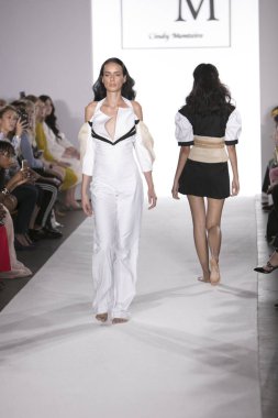 Cindy Monteiro defile Nyfw S/S18 ilk aşamasında