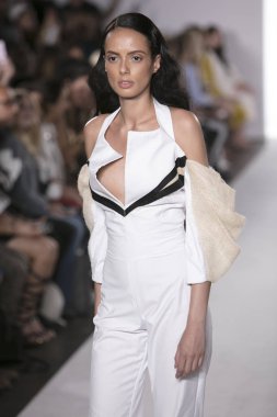 Cindy Monteiro defile Nyfw S/S18 ilk aşamasında