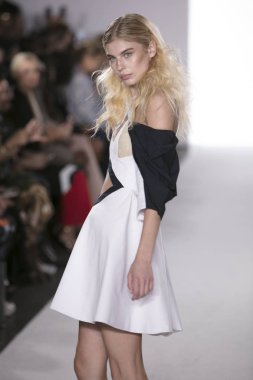 Cindy Monteiro defile Nyfw S/S18 ilk aşamasında