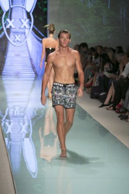 Bir modeli pist bayım Xxx yaz 2017 defile için sanat, kalp ve moda 2017 Funkshion çadır, Miami Beach'de Yüzme sırasında 20 Temmuz 2017 üzerinde yürür