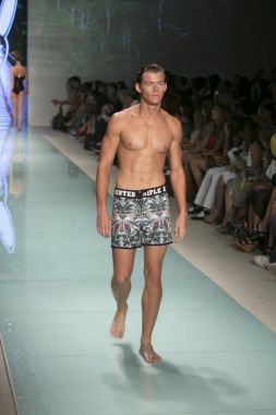 Bir modeli pist bayım Xxx yaz 2017 defile için sanat, kalp ve moda 2017 Funkshion çadır, Miami Beach'de Yüzme sırasında 20 Temmuz 2017 üzerinde yürür