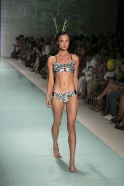 Bir modeli pist bayım Xxx yaz 2017 defile için sanat, kalp ve moda 2017 Funkshion çadır, Miami Beach'de Yüzme sırasında 20 Temmuz 2017 üzerinde yürür