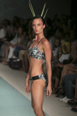 Bir modeli pist bayım Xxx yaz 2017 defile için sanat, kalp ve moda 2017 Funkshion çadır, Miami Beach'de Yüzme sırasında 20 Temmuz 2017 üzerinde yürür