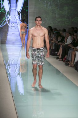 Bir modeli pist bayım Xxx yaz 2017 defile için sanat, kalp ve moda 2017 Funkshion çadır, Miami Beach'de Yüzme sırasında 20 Temmuz 2017 üzerinde yürür