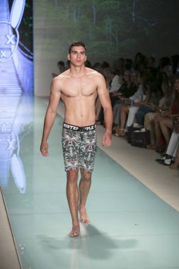 Bir modeli pist bayım Xxx yaz 2017 defile için sanat, kalp ve moda 2017 Funkshion çadır, Miami Beach'de Yüzme sırasında 20 Temmuz 2017 üzerinde yürür