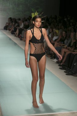Bir modeli pist bayım Xxx yaz 2017 defile için sanat, kalp ve moda 2017 Funkshion çadır, Miami Beach'de Yüzme sırasında 20 Temmuz 2017 üzerinde yürür