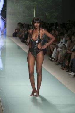 Bir modeli pist bayım Xxx yaz 2017 defile için sanat, kalp ve moda 2017 Funkshion çadır, Miami Beach'de Yüzme sırasında 20 Temmuz 2017 üzerinde yürür