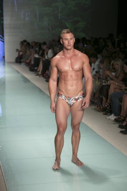 Bir modeli pist bayım Xxx yaz 2017 defile için sanat, kalp ve moda 2017 Funkshion çadır, Miami Beach'de Yüzme sırasında 20 Temmuz 2017 üzerinde yürür