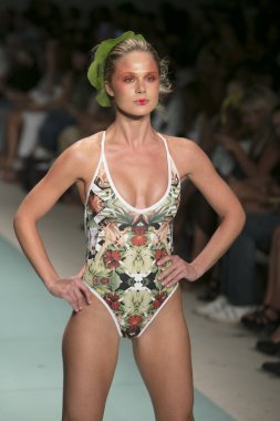 Bir modeli pist bayım Xxx yaz 2017 defile için sanat, kalp ve moda 2017 Funkshion çadır, Miami Beach'de Yüzme sırasında 20 Temmuz 2017 üzerinde yürür