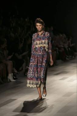 Bir model Galeri 1 New York Fashion Week, dam penceresi Clarkson meydanda 10 Eylül 2017 New York'ta Francesca Liberatore moda show parçası sırasında pist yürür.