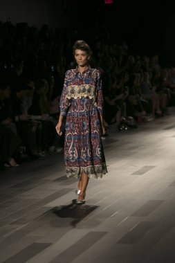 Bir model Galeri 1 New York Fashion Week, dam penceresi Clarkson meydanda 10 Eylül 2017 New York'ta Francesca Liberatore moda show parçası sırasında pist yürür.