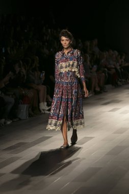 Bir model Galeri 1 New York Fashion Week, dam penceresi Clarkson meydanda 10 Eylül 2017 New York'ta Francesca Liberatore moda show parçası sırasında pist yürür.
