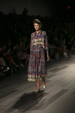 Bir model Galeri 1 New York Fashion Week, dam penceresi Clarkson meydanda 10 Eylül 2017 New York'ta Francesca Liberatore moda show parçası sırasında pist yürür.