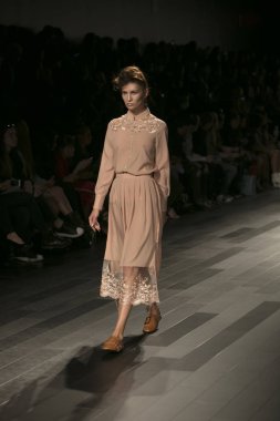 Bir model Galeri 1 New York Fashion Week, dam penceresi Clarkson meydanda 10 Eylül 2017 New York'ta Francesca Liberatore moda show parçası sırasında pist yürür.