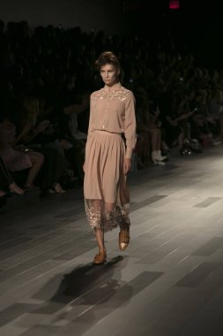 Bir model Galeri 1 New York Fashion Week, dam penceresi Clarkson meydanda 10 Eylül 2017 New York'ta Francesca Liberatore moda show parçası sırasında pist yürür.