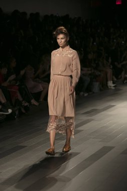 Bir model Galeri 1 New York Fashion Week, dam penceresi Clarkson meydanda 10 Eylül 2017 New York'ta Francesca Liberatore moda show parçası sırasında pist yürür.