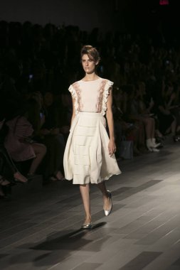 Bir model Galeri 1 New York Fashion Week, dam penceresi Clarkson meydanda 10 Eylül 2017 New York'ta Francesca Liberatore moda show parçası sırasında pist yürür.