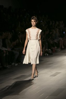 Bir model Galeri 1 New York Fashion Week, dam penceresi Clarkson meydanda 10 Eylül 2017 New York'ta Francesca Liberatore moda show parçası sırasında pist yürür.