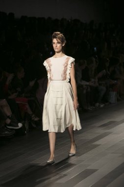 Bir model Galeri 1 New York Fashion Week, dam penceresi Clarkson meydanda 10 Eylül 2017 New York'ta Francesca Liberatore moda show parçası sırasında pist yürür.