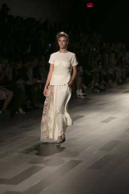 Bir model Galeri 1 New York Fashion Week, dam penceresi Clarkson meydanda 10 Eylül 2017 New York'ta Francesca Liberatore moda show parçası sırasında pist yürür.
