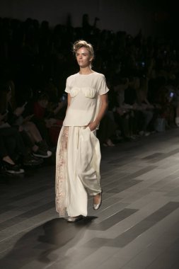 Bir model Galeri 1 New York Fashion Week, dam penceresi Clarkson meydanda 10 Eylül 2017 New York'ta Francesca Liberatore moda show parçası sırasında pist yürür.