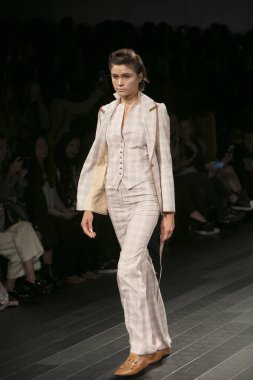 Bir model Galeri 1 New York Fashion Week, dam penceresi Clarkson meydanda 10 Eylül 2017 New York'ta Francesca Liberatore moda show parçası sırasında pist yürür.