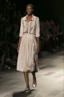 Bir model Galeri 1 New York Fashion Week, dam penceresi Clarkson meydanda 10 Eylül 2017 New York'ta Francesca Liberatore moda show parçası sırasında pist yürür.