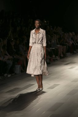 Bir model Galeri 1 New York Fashion Week, dam penceresi Clarkson meydanda 10 Eylül 2017 New York'ta Francesca Liberatore moda show parçası sırasında pist yürür.