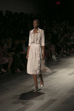 Bir model Galeri 1 New York Fashion Week, dam penceresi Clarkson meydanda 10 Eylül 2017 New York'ta Francesca Liberatore moda show parçası sırasında pist yürür.