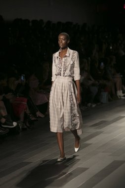 Bir model Galeri 1 New York Fashion Week, dam penceresi Clarkson meydanda 10 Eylül 2017 New York'ta Francesca Liberatore moda show parçası sırasında pist yürür.