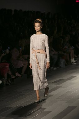Bir model Galeri 1 New York Fashion Week, dam penceresi Clarkson meydanda 10 Eylül 2017 New York'ta Francesca Liberatore moda show parçası sırasında pist yürür.