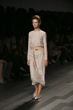 Bir model Galeri 1 New York Fashion Week, dam penceresi Clarkson meydanda 10 Eylül 2017 New York'ta Francesca Liberatore moda show parçası sırasında pist yürür.