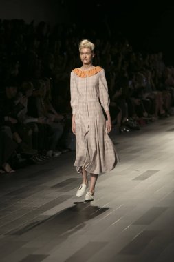 Bir model Galeri 1 New York Fashion Week, dam penceresi Clarkson meydanda 10 Eylül 2017 New York'ta Francesca Liberatore moda show parçası sırasında pist yürür.
