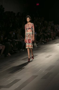 Bir model Galeri 1 New York Fashion Week, dam penceresi Clarkson meydanda 10 Eylül 2017 New York'ta Francesca Liberatore moda show parçası sırasında pist yürür.
