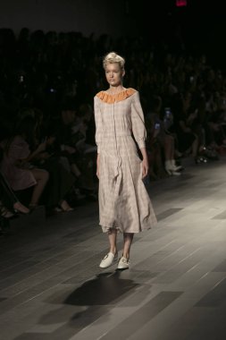 Bir model Galeri 1 New York Fashion Week, dam penceresi Clarkson meydanda 10 Eylül 2017 New York'ta Francesca Liberatore moda show parçası sırasında pist yürür.